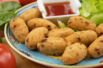 beignets de morue dans une assiette