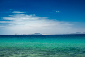 Fototapeta na wymiar Ocean Atlantycki i wyspa Fuerteventura na horyzoncie 