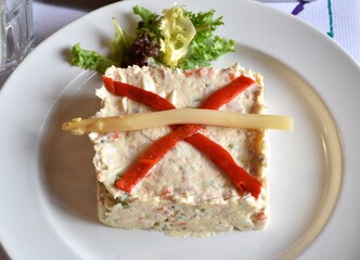 Diced vegetables, boiled egg and tuna salad dressed with mayonnaise. With a couple of strips of red pepper, an asparagus and a little side lettuce.