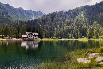 Fototapeta na wymiar Rifugio e bellissimo panorama delle montagne dal sentiero del lago Nambino in Trentino, viaggi e paesaggi in Italia