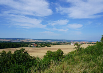 Blick über die Felder auf die Stadt Kelbra in Thüringen