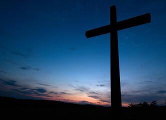 Christliches Kreuz bei Nacht