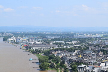 Obraz premium Uferverlauf von Andernach, Rheinhochwasser im Flutsommer 2021