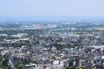 Fototapeta na wymiar Blick über die Städte Andernach und Weißenthurm, mit Teilen von Neuwied im Hintergrund - urbanisierter Raum kleiner Städte
