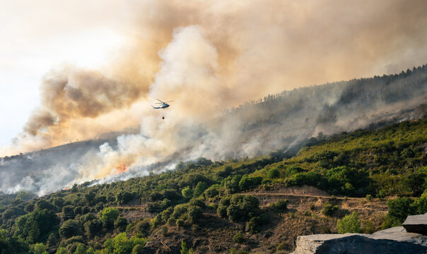 Helic&oacute;ptero de bomberos en acci&oacute;n apagando un incendio en la monta&ntilde;a, en Leon. Espa&ntilde;a.
