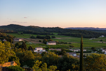 Fototapeta na wymiar Coucher de soleil sur la campagne autour du village médiéval de Vénéjan (Occitanie, France)