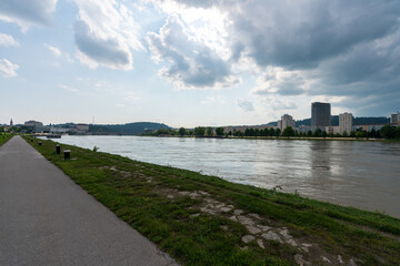 Fototapeta na wymiar Donaulände in Linz