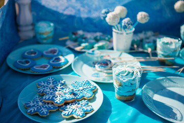 festive sweet table in blue