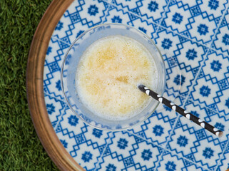 Cocktail  con pajita en una bandeja azul