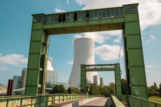 Hubbr&uuml;cke in der Hafeneinfahrt Walsum mit dem Kraftwerk im Hintergrund
