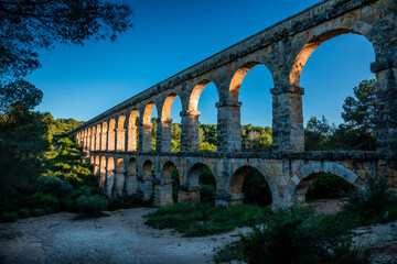 Obraz premium Dusk at the Roman aqueduct of Tarragona