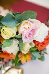 Obraz na płótnie Canvas beautiful wedding details, rings, bouquet
