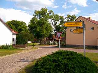 Straßenkreuzung in ein kleines Dorf in der Uckermark
Schild mit der Aufschrift: Mahlendorf 6 km;...