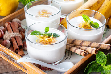 Banana mousse (pudding) for healthy vegetarian dessert. Banana pudding for breakfast