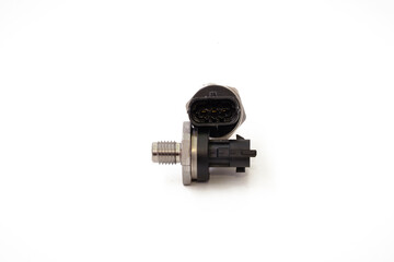 Sensor de presi&oacute;n del riel de combustible que muestra el conector sobre fondo blanco.