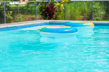 Fototapeta na wymiar flotador inflable en una piscina en verano con un sol muy fuerte