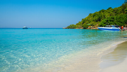 Fototapeta na wymiar Beautiful tropical beach of Ko Lan island near Pattaya, Thailand