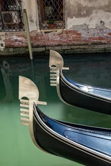Rolgordijnen detail of iron bow element at a gondola © travelview