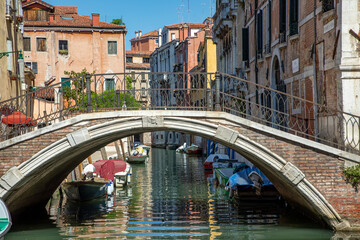 Fototapeta na wymiar canal view with bridge San Stin in the old quarter San Polo in Venice, Italy