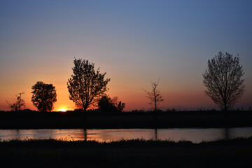 Fototapeta na wymiar amazing sunset over the river