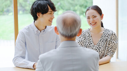 会話をするシニア男性と若い男女
