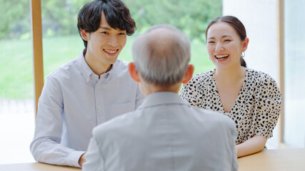 会話をするシニア男性と若い男女