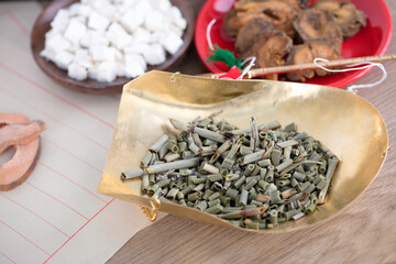 Chinese medicine Equisetum in the weighing pan and other medicinal materials next to it