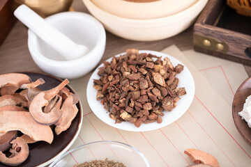 Chinese medicine cures diseases, saves people, grasps medicine and dispens