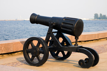 Throwing device gun stands on the embankment