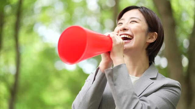 	メガホンを持ち声援を送る女性