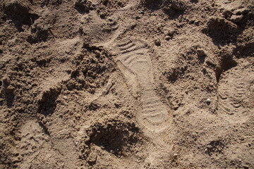 Abdruck einer Schuhsole im Sand