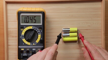 AA battery cells voltage checking
