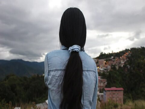 Mujer de espaldas en las Monta&ntilde;as | Per&uacute;