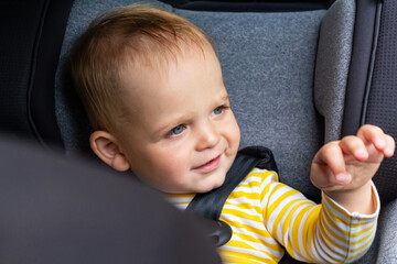 Baby in car seat goodbye before leaving.