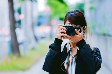 カメラ撮影をする女性