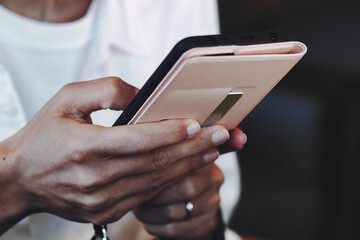 スマホを使用する手の写真