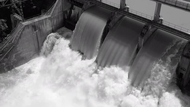 Offene Schleusen beim Wasserkraftwerk M&uuml;hleberg im Kanton Bern nach dem Hochwasser 2021, Schweiz