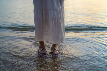 石垣島の夕日のビーチに女性がいる風景 沖縄 