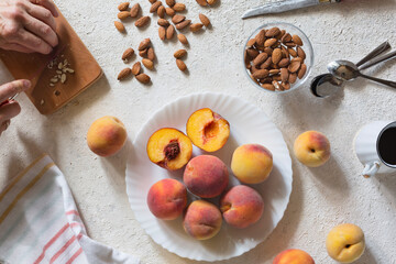 Grilling peaches with almonds and ice cream