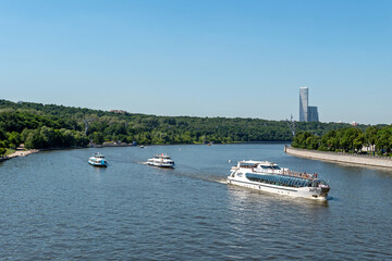 Fototapeta na wymiar Pleasure, tourist boats on the Moskva river. View from the bridge
