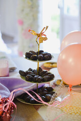 Dattes séchées présentées sur une assiette sur une table de fête
