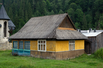 Fototapeta na wymiar old ukrainian wooden rural house in the forest