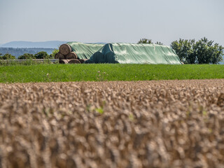 Stroh und Silageballen