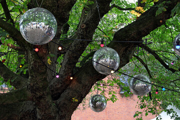 open air diskokugeln und lichterkette