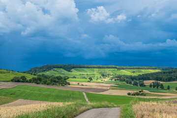 Fototapeta na wymiar Dunkle Gewitterwolken über Agrarlandschaft