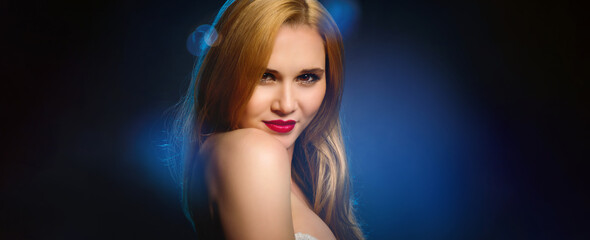 Naklejka premium A beautiful woman is looking at the camera