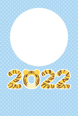 【2022年（令和4年）年賀状テンプレート】トラの顔と虎柄の2022、水玉背景のフォトフレームイラスト（文字なし）