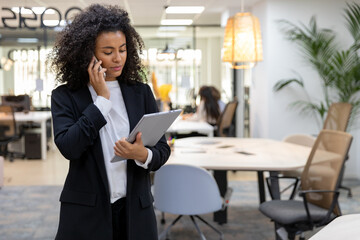 Obraz premium Afro Business Woman Using Phone
