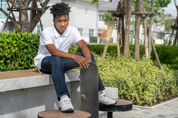 Obraz premium African American teenagers exercising in the garden sit and relax in the garden tired from playing the surfboard. 