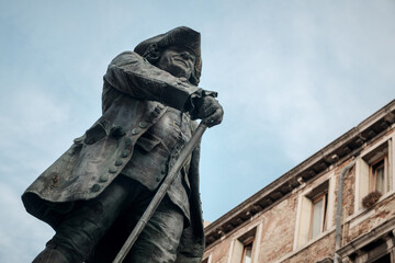 Statue of librettist and playwright Carlo Goldoni in Campo S. Bortolomio , Venice , Italy